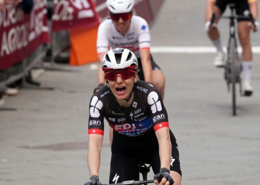 Strade Bianche Donne 2026, Elise Chabbey firma la sorpresa tra caos e colpi di scena