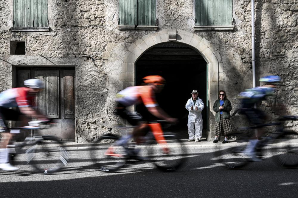 Immagine di corsa dalla sesta tappa della Parigi-Nizza 2026 tra Barbentane e Apt