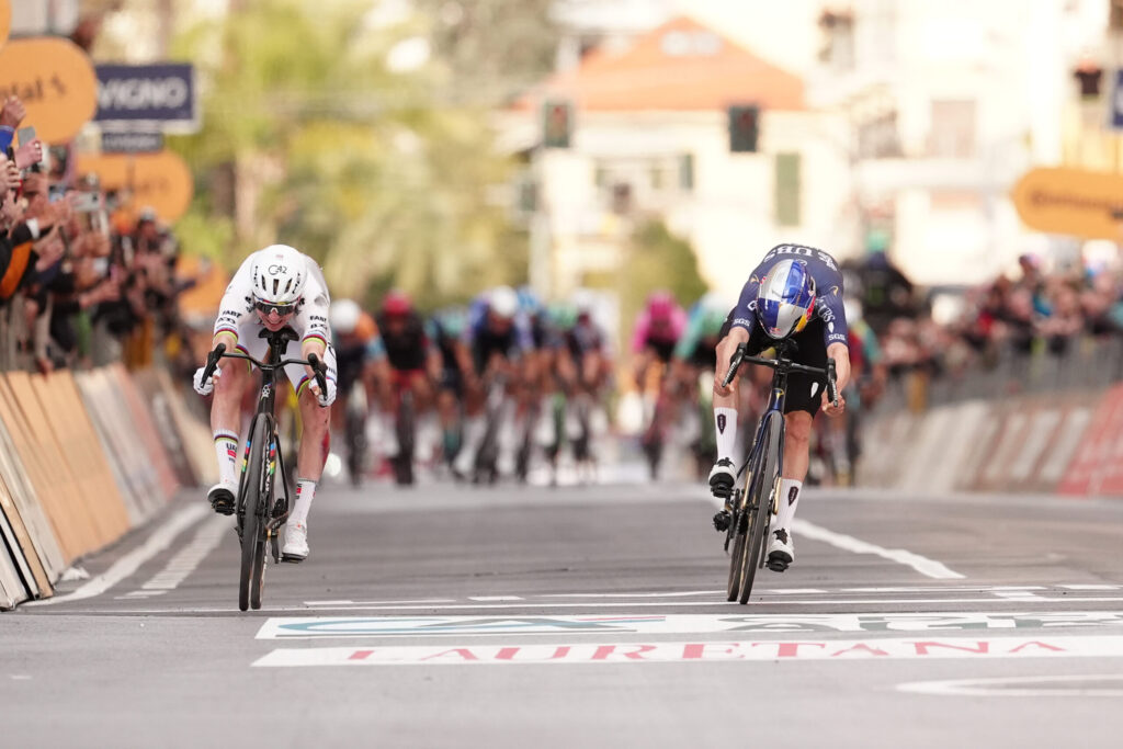 Tadej Pogacar vince la Milano-Sanremo 2026 davanti a Tom Pidcock