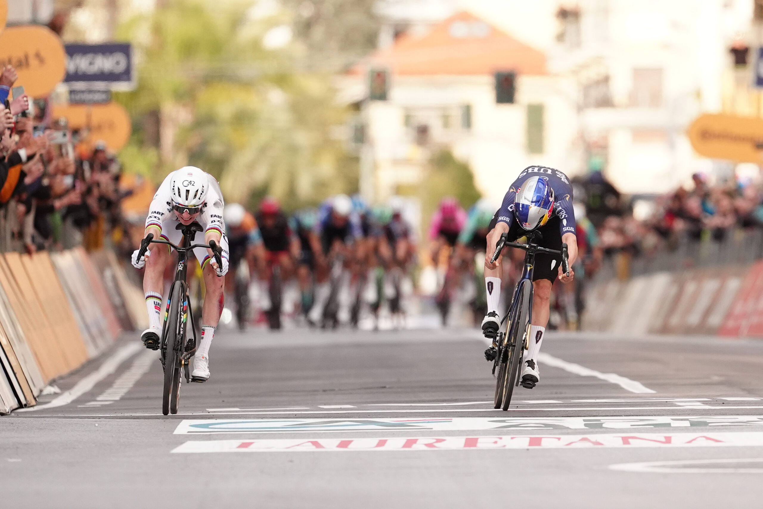 Tadej Pogacar vince la Milano-Sanremo 2026 davanti a Tom Pidcock