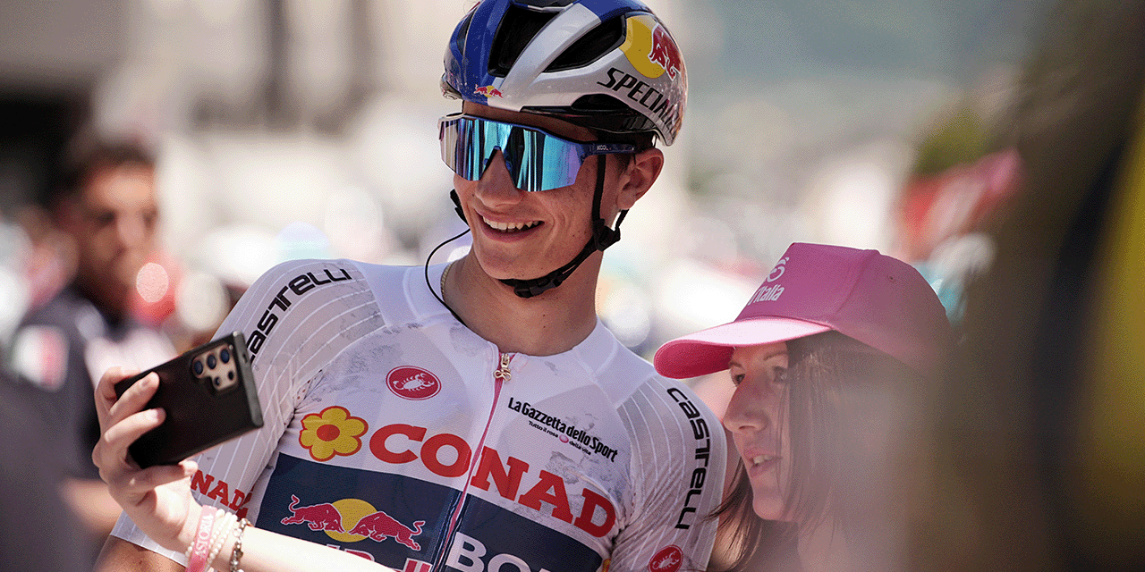 Giulio Pellizzari in una immagine ufficiale del Giro d Italia