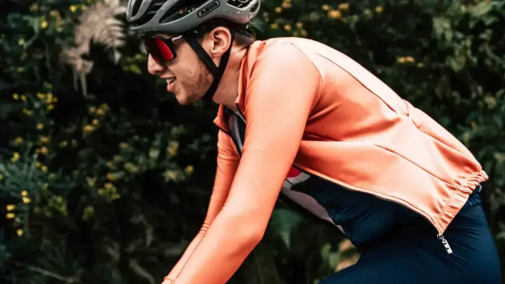 Ciclista durante un allenamento intenso su strada