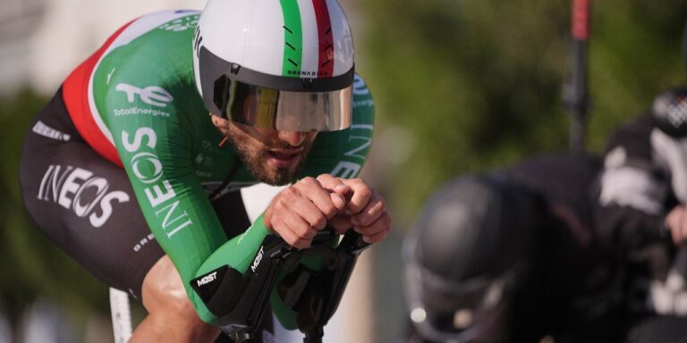 Filippo Ganna dopo la vittoria nella cronometro inaugurale della Tirreno-Adriatico 2026