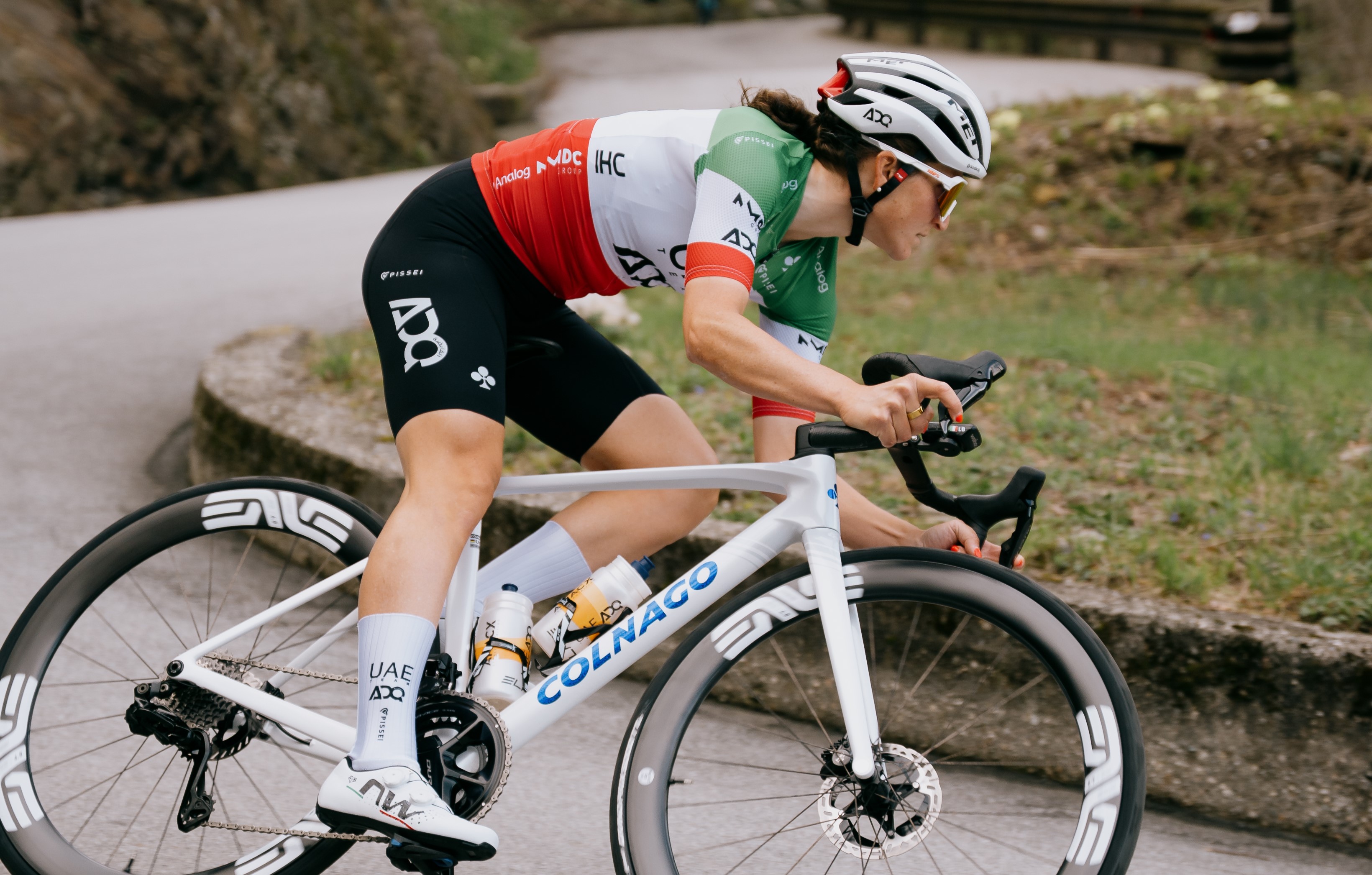 Ciclista professionista su Colnago V5Rs 2026 in azione