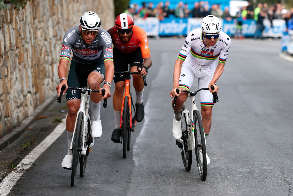 Filippo Ganna con Van der Poel e Pogačar alla Milano-Sanremo 2025