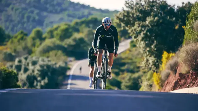 Ciclisti durante un allenamento di endurance su strada