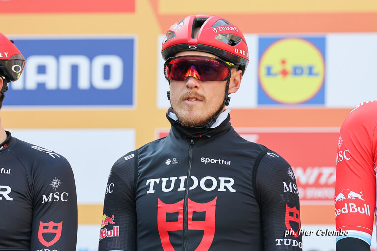 Matteo Trentin cade al Giro delle Fiandre 2026