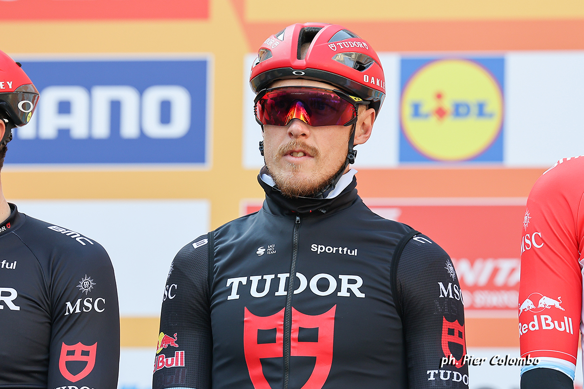 Matteo Trentin cade al Giro delle Fiandre 2026