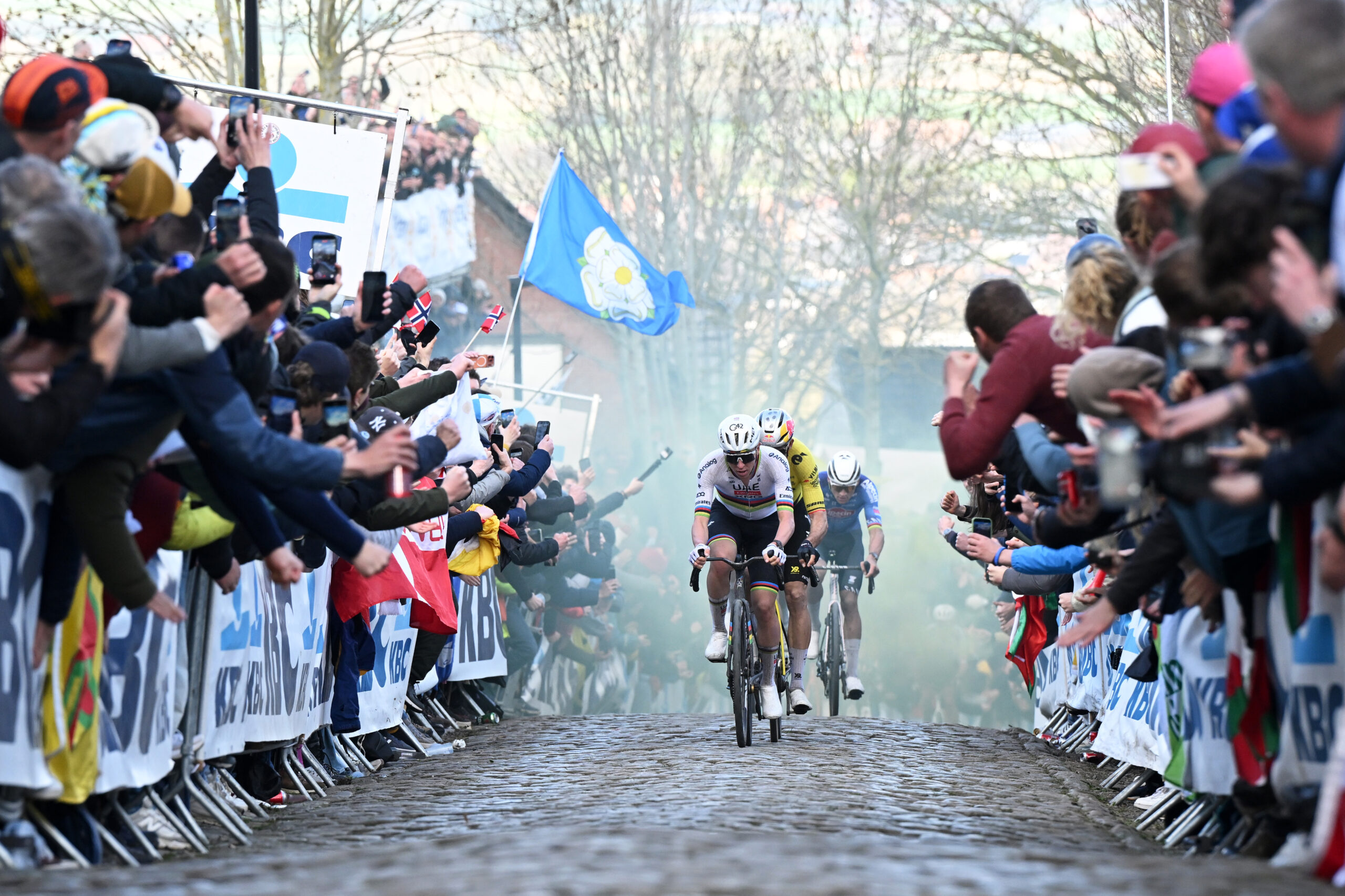 Tadej Pogacar trionfa al Giro delle Fiandre 2026