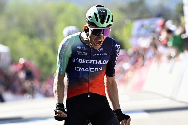 Paul Seixas in gara durante la primavera 2026