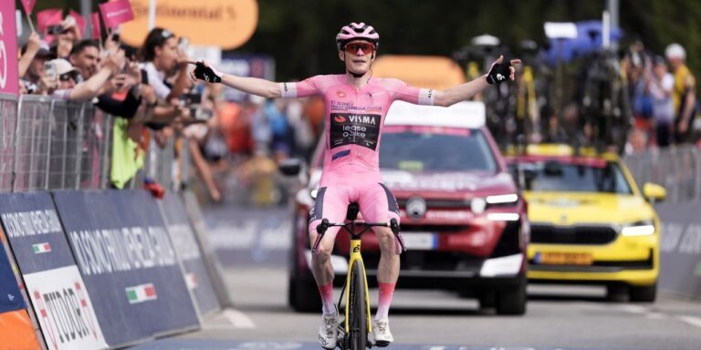 Jonas Vingegaard vince in maglia rosa la tappa 16 del Giro d'Italia 2026 a Carì