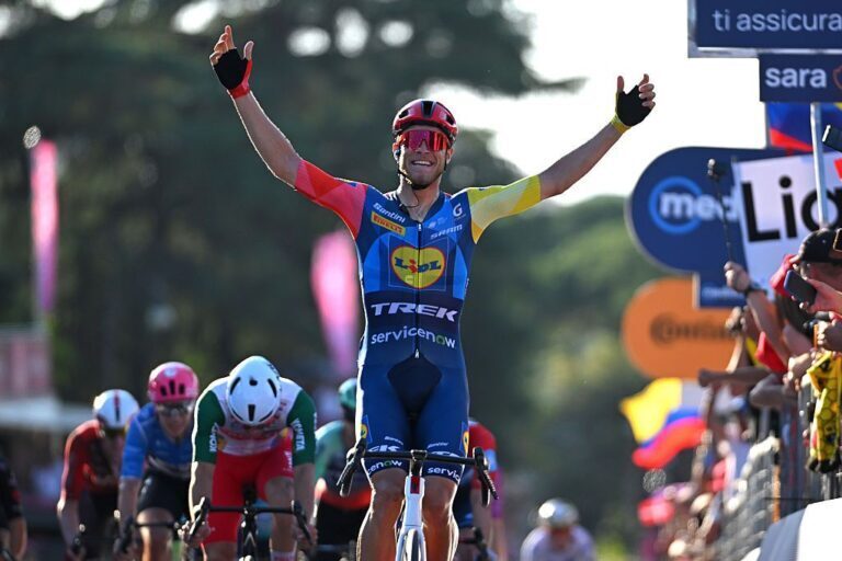Jonas Vingegaard in maglia rosa dopo la vittoria del Giro d'Italia 2026