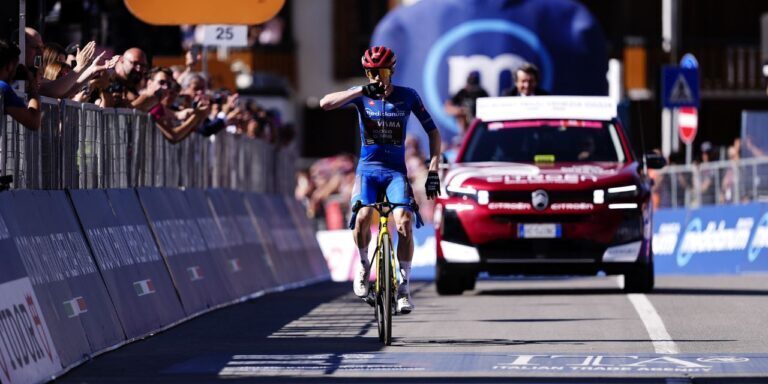 Jonas Vingegaard vince la tappa 14 del Giro d'Italia 2026 a Pila e conquista la maglia rosa