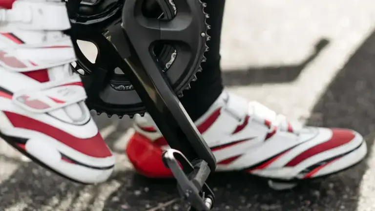 Scarpe da ciclismo su pedali di una bici da corsa