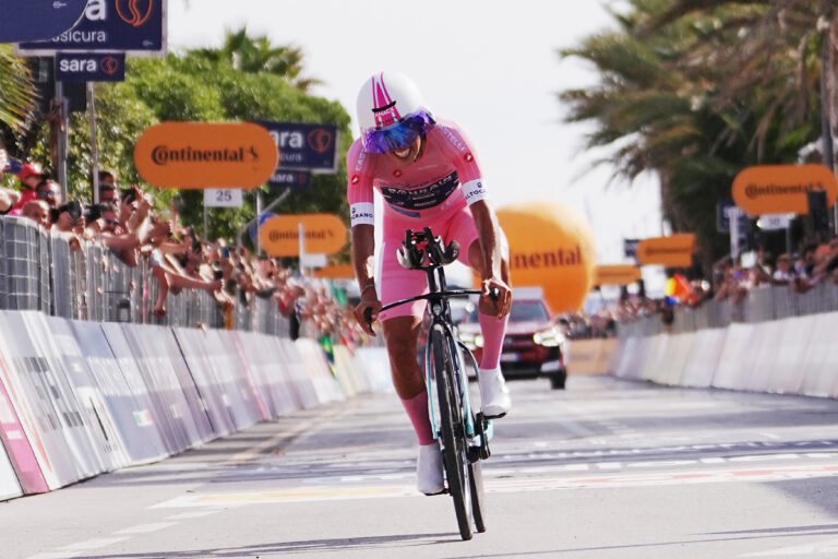 Corridore in maglia rosa durante la cronometro del Giro d’Italia 2026