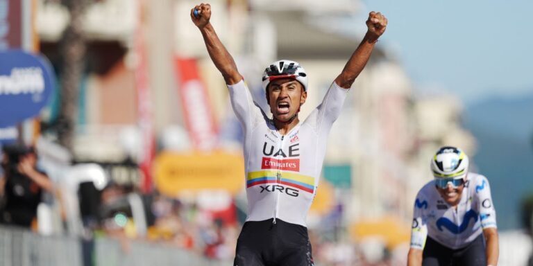 Jhonatan Narváez vince la tappa 11 del Giro d'Italia 2026 a Chiavari davanti a Enric Mas