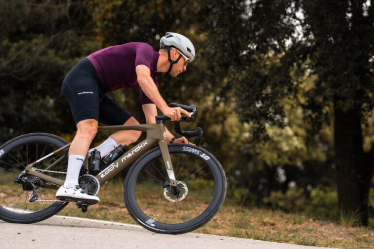 Eddy Merckx 525R 2026 in azione su strada