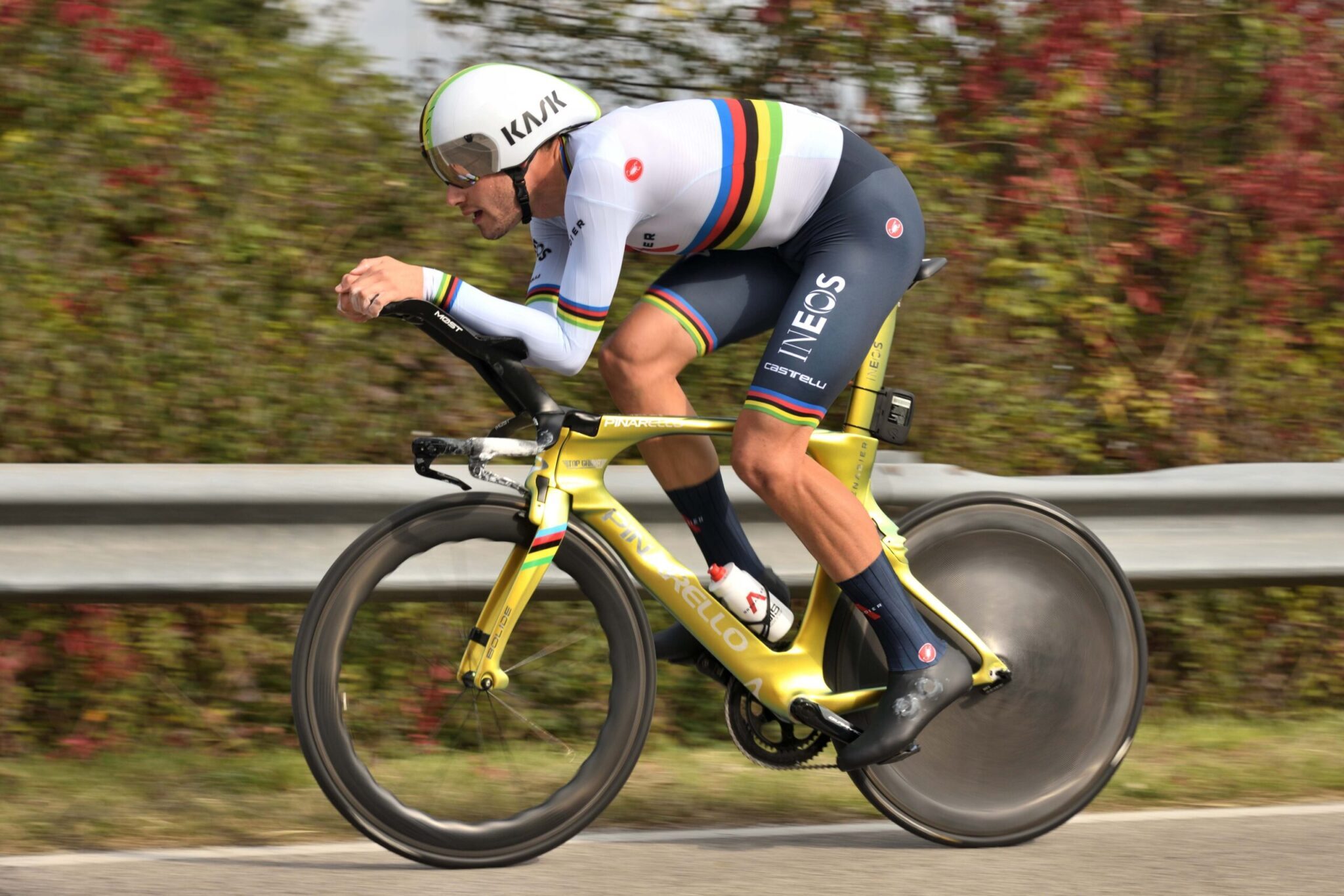 Filippo Ganna in posizione da cronometro con maglia iridata