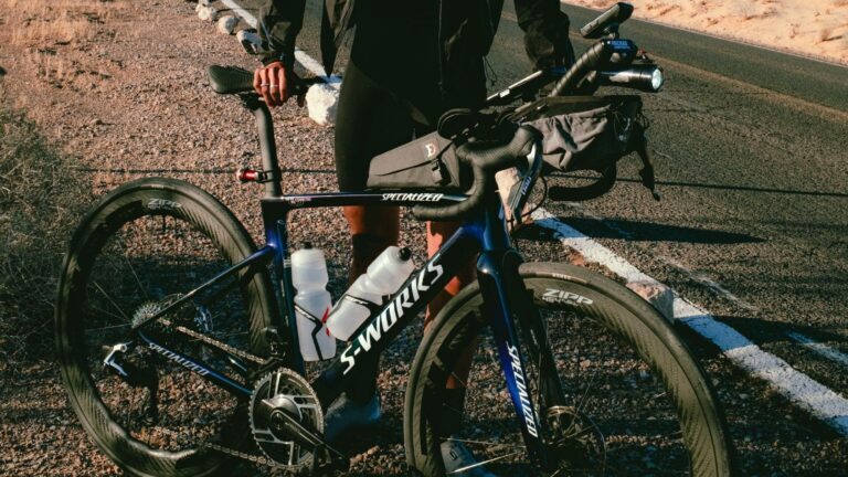 Lael Wilcox con la bici preparata per il giro del mondo
