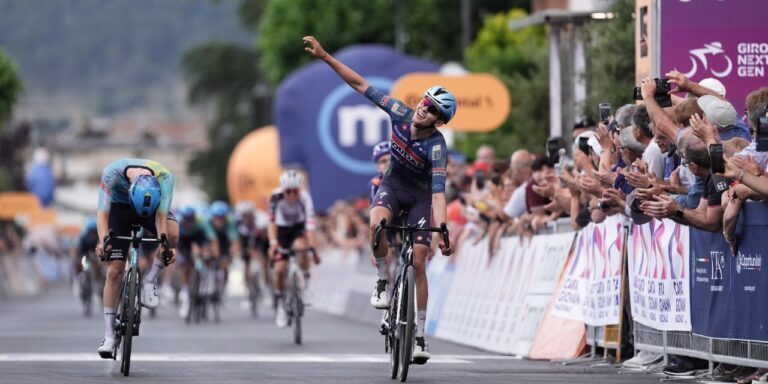 Jasper Schoofs vincitore della tappa 3 del Giro Next Gen 2026 e nuova maglia rosa