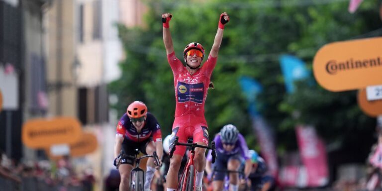 Elisa Balsamo esulta al Giro d’Italia Women 2026 dopo la tappa di Brescello