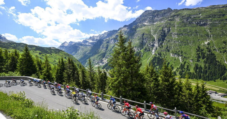 Gruppo in corsa al Tour de Suisse, anteprima della tappa 1 2026 a Sondrio