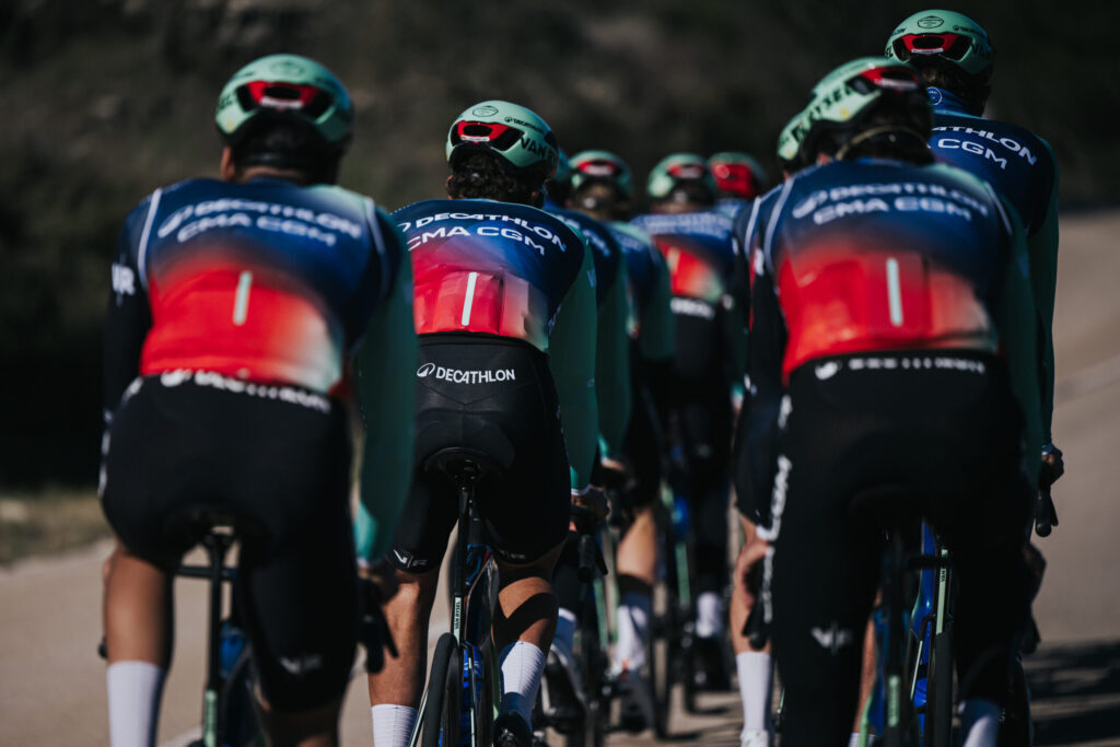 Paul Seixas e Decathlon CMA CGM al training camp prima del Tour de France 2026