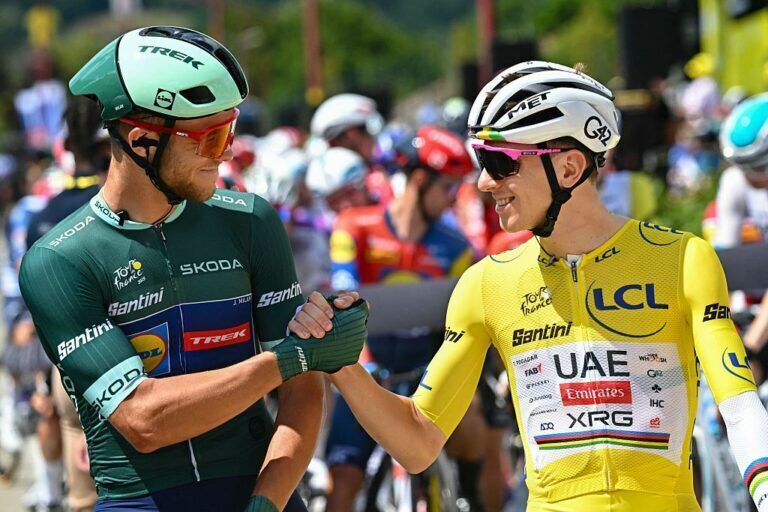Jonathan Milan in maglia verde e Tadej Pogacar in maglia gialla al Tour de France