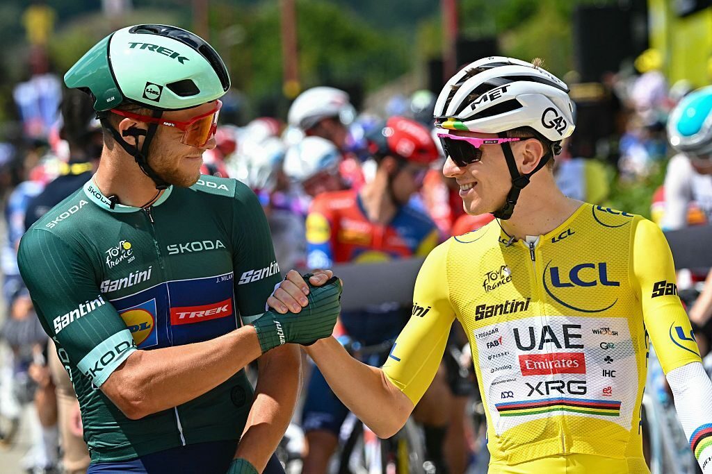 Jonathan Milan in maglia verde e Tadej Pogacar in maglia gialla al Tour de France