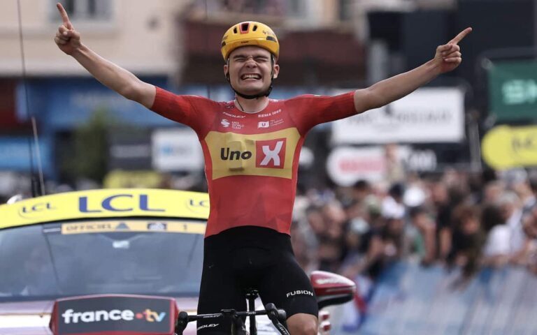 Anthon Charmig vincitore della tappa 2 del Tour Auvergne-Rhône-Alpes 2026