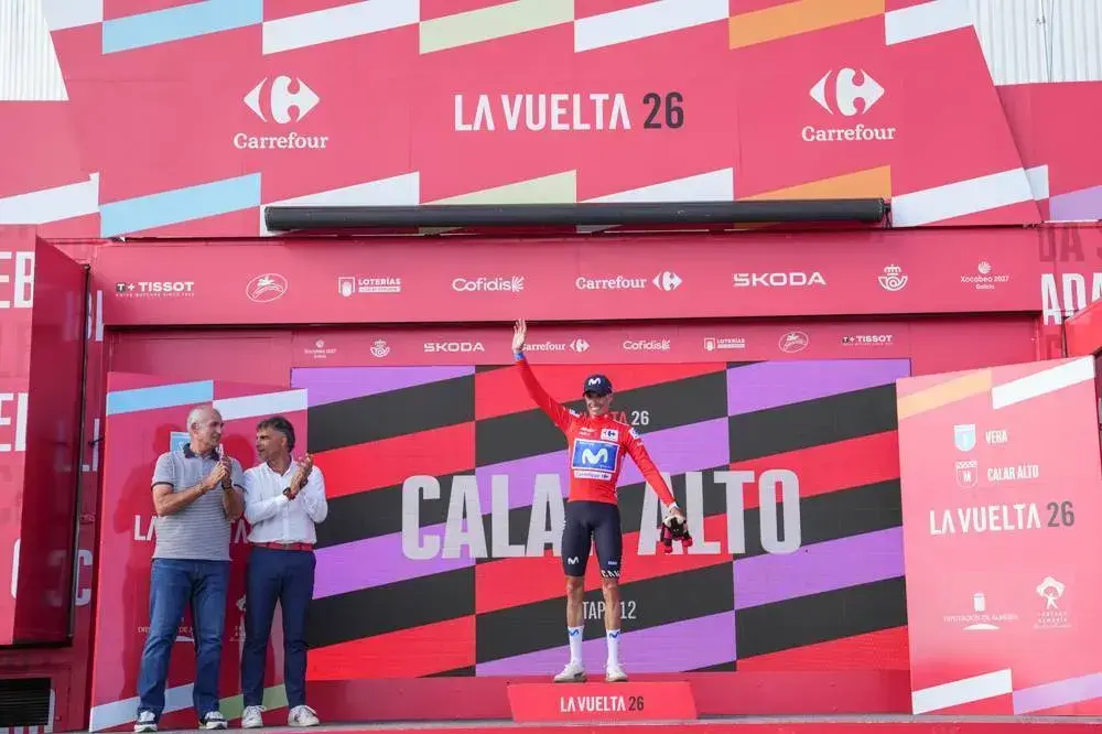 Enric Mas in maglia rossa sul podio di Calar Alto alla Vuelta 2026