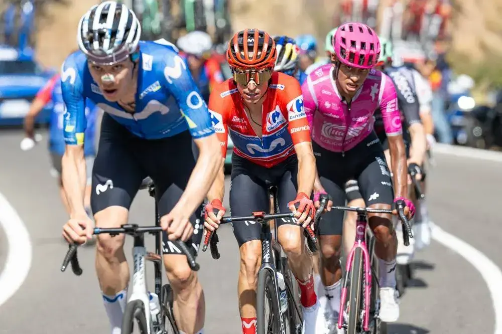 Enric Mas in maglia rossa in salita durante la tappa 12 della Vuelta 2026