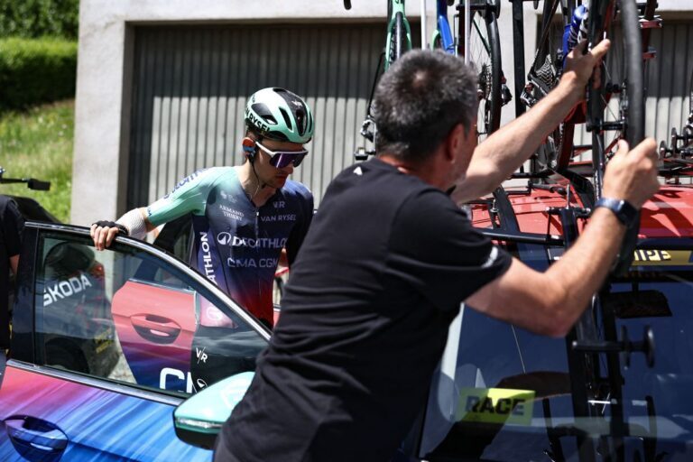 Paul Seixas dopo la caduta al Tour Auvergne-Rhône-Alpes 2026