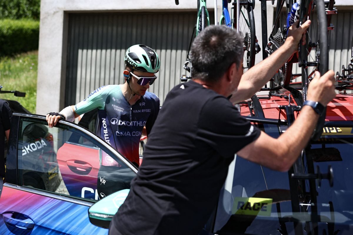 Paul Seixas dopo la caduta al Tour Auvergne-Rhône-Alpes 2026