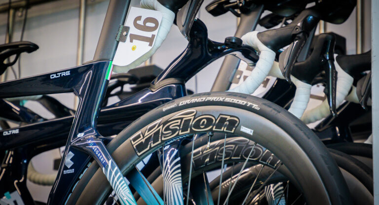 Bici Bahrain Victorious al Giro d’Italia con ruote a raggi in carbonio e gomme tubeless