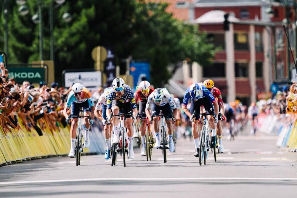 Quinn Simmons vince lo sprint della tappa 4 del Tour Auvergne-Rhône-Alpes 2026