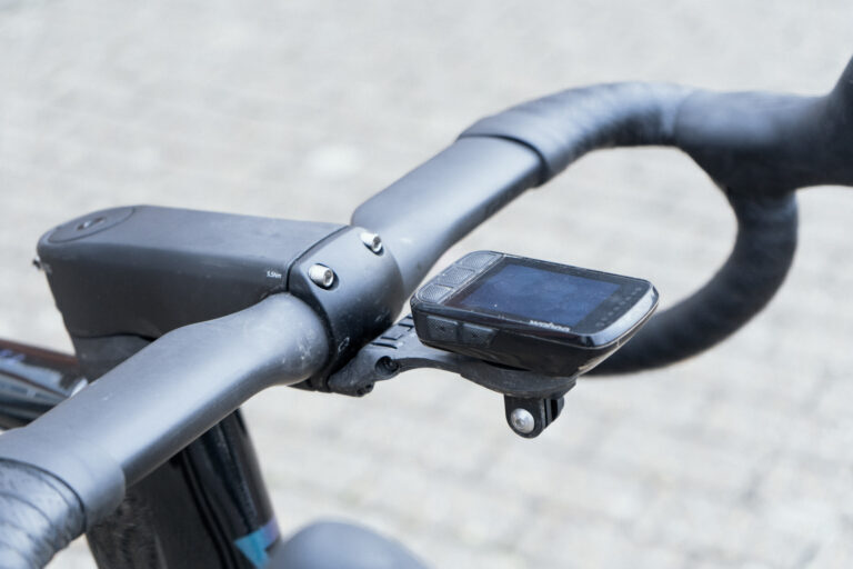 Ciclocomputer montato sul manubrio di una bici da corsa
