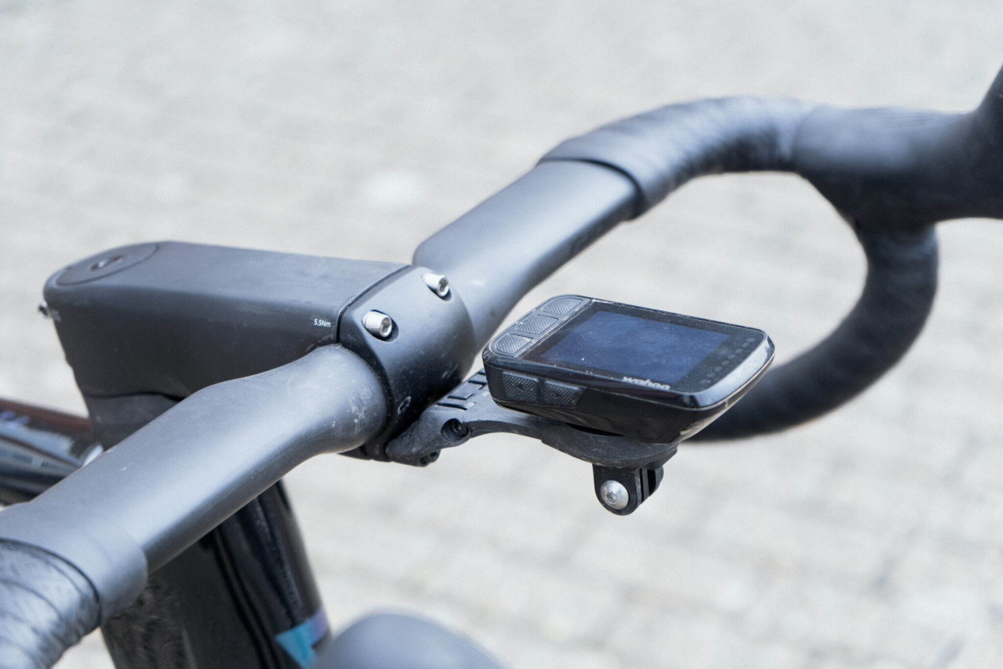 Ciclocomputer montato sul manubrio di una bici da corsa