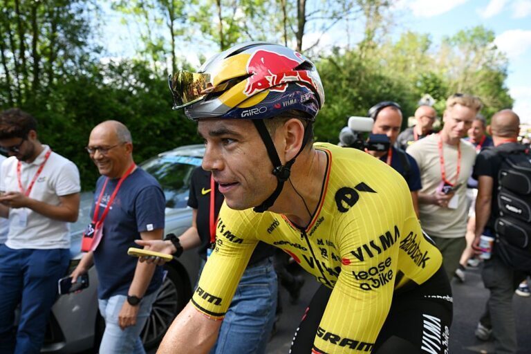 Wout van Aert al Tour Auvergne-Rhône-Alpes 2026 prima del ritiro per dolore al gomito