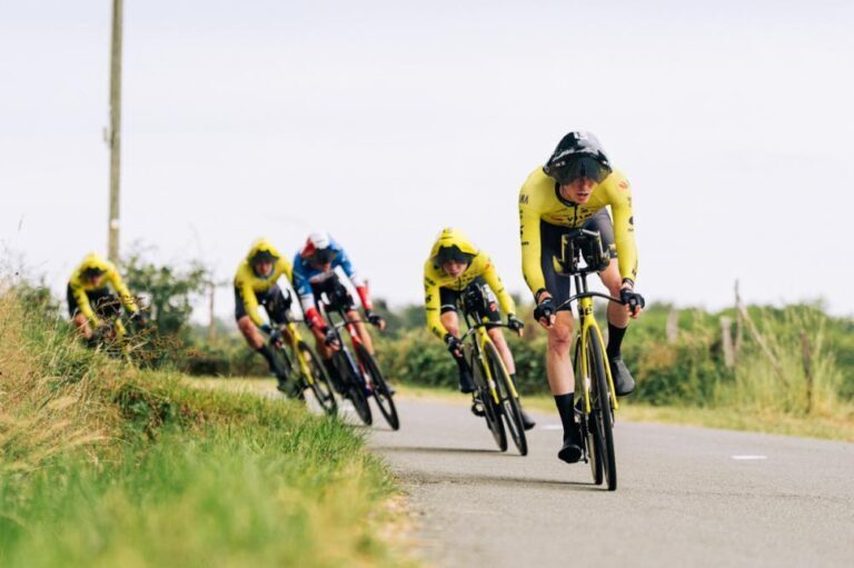 Visma-Lease a Bike in azione nella cronosquadre del Tour Auvergne-Rhône-Alpes 2026