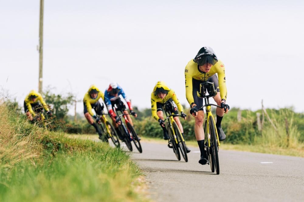 Visma-Lease a Bike in azione nella cronosquadre del Tour Auvergne-Rhône-Alpes 2026