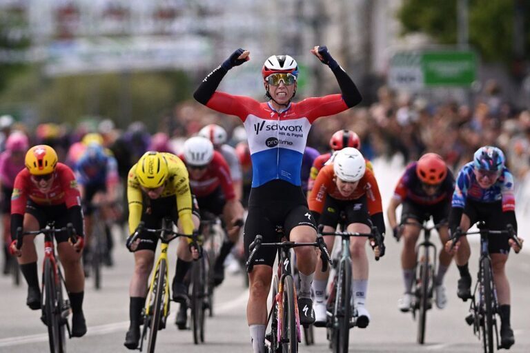 Lorena Wiebes festeggia la vittoria al Copenhagen Sprint Women 2026