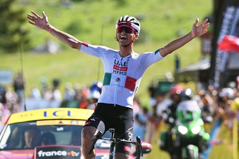 Isaac Del Toro esulta dopo la vittoria al Tour Auvergne-Rhône-Alpes 2026
