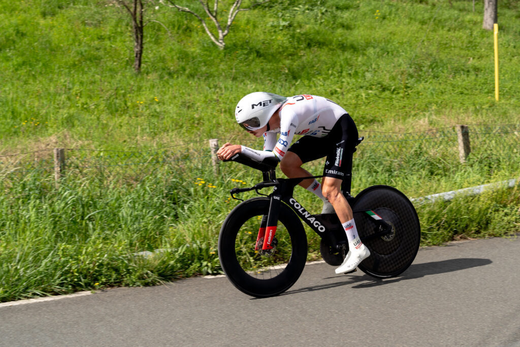Jay Vine in cronometro con completo UAE Team Emirates all’Itzulia 2024