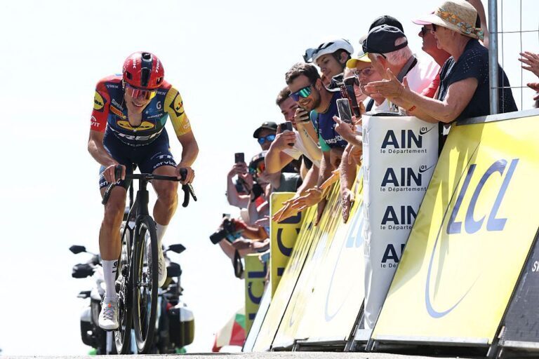 Juan Ayuso durante la tappa del Grand Colombier al Tour Auvergne-Rhône-Alpes 2026