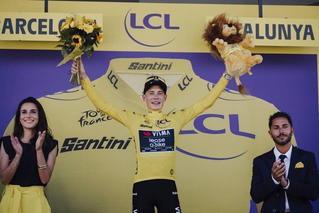 Jonas Vingegaard in maglia gialla dopo la tappa 2 del Tour de France 2026 a Barcellona