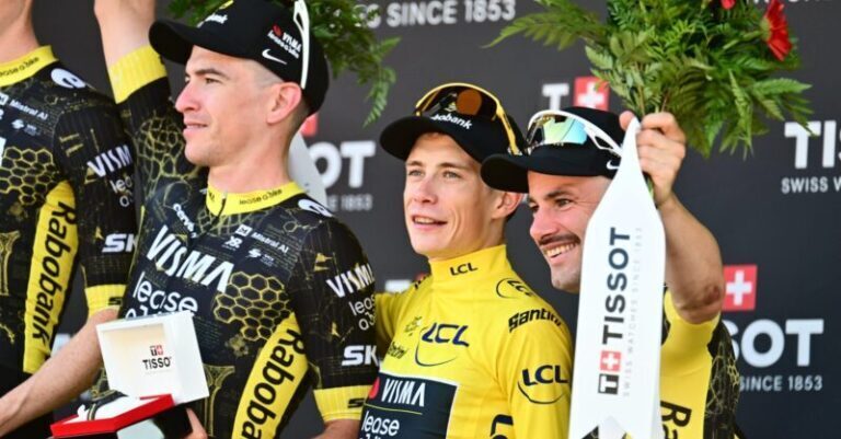 Jonas Vingegaard con la maglia gialla dopo la cronosquadre del Tour de France 2026 a Barcellona