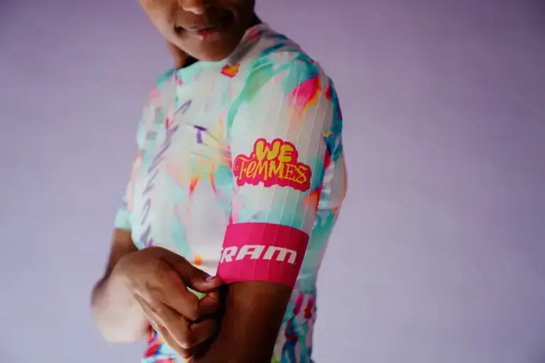 Dettaglio della maglia Canyon-SRAM We Femmes per il Tour de France Femmes 2026