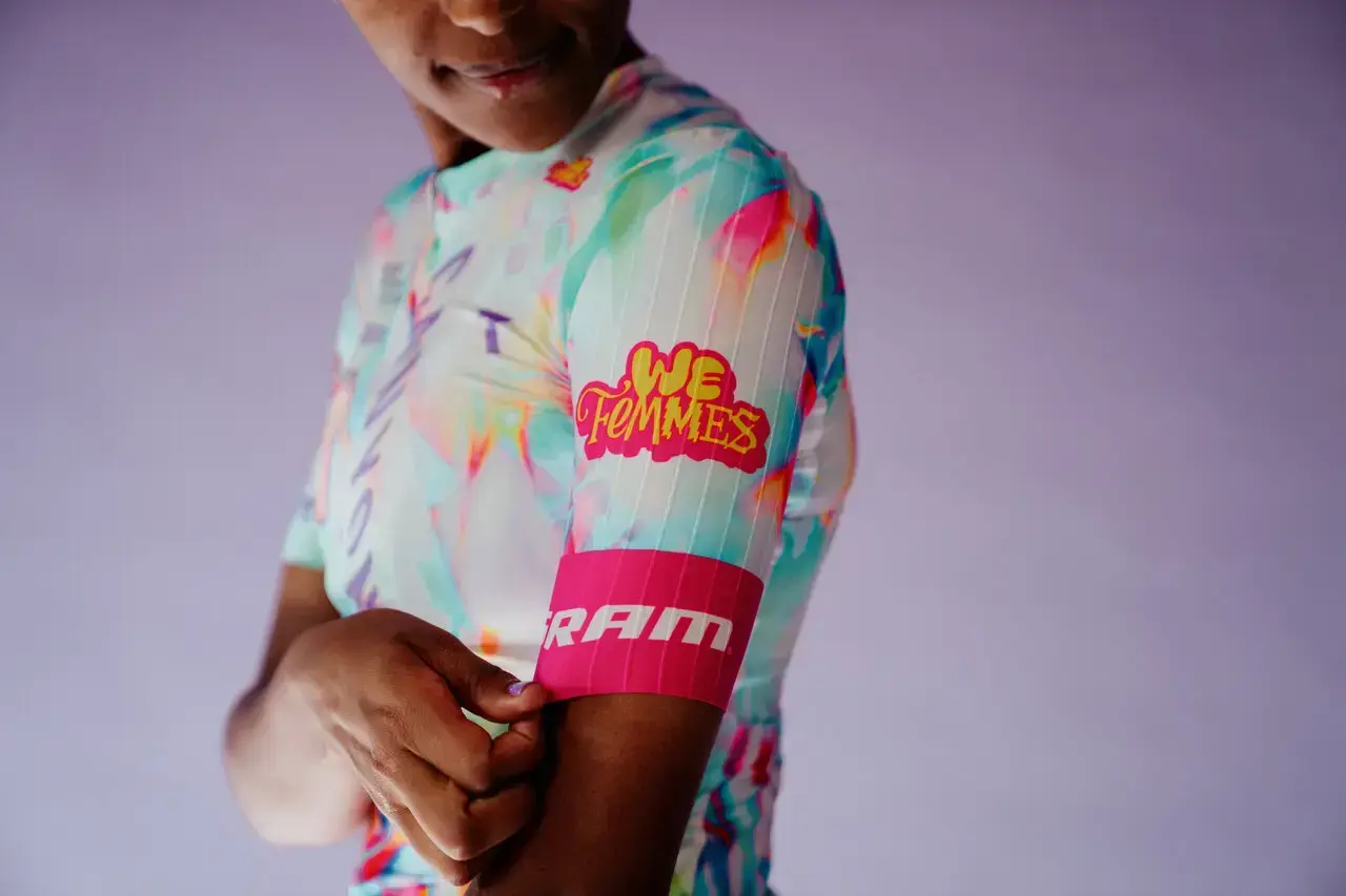 Dettaglio della maglia Canyon-SRAM We Femmes per il Tour de France Femmes 2026