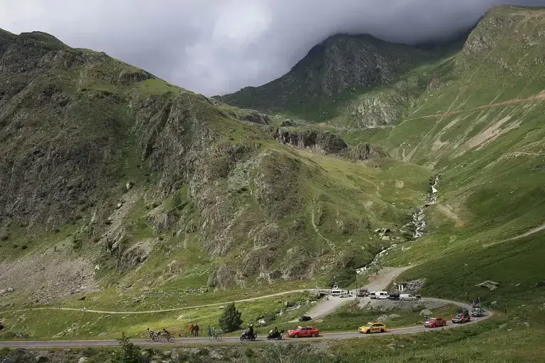Corridori del Tour de France sulla strada stretta del Col de Sarenne